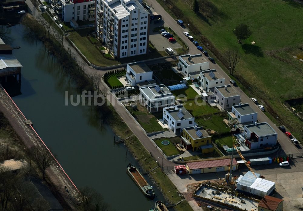 Halle (Saale) aus der Vogelperspektive: Baustelle zum Neubau einer Mehrfamilienhaus-Wohnanlage Sophienhafen auf der Saline-Insel im Hafenviertel im Ortsteil Stadtbezirk West in Halle (Saale) im Bundesland Sachsen-Anhalt