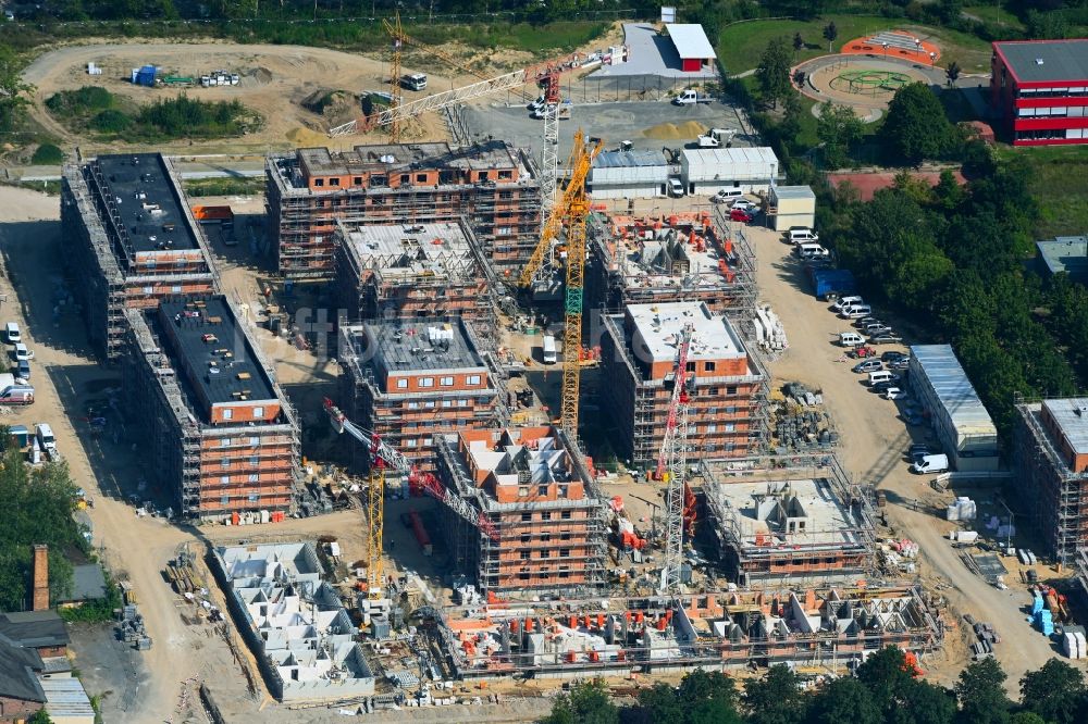 Luftaufnahme Berlin - Baustelle zum Neubau einer Mehrfamilienhaus-Wohnanlage Stadtgut im Ortsteil Hellersdorf in Berlin, Deutschland