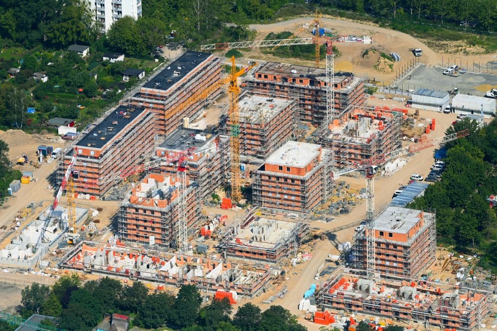 Berlin aus der Vogelperspektive: Baustelle zum Neubau einer Mehrfamilienhaus-Wohnanlage Stadtgut im Ortsteil Hellersdorf in Berlin, Deutschland