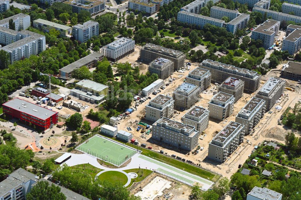 Berlin aus der Vogelperspektive: Baustelle zum Neubau einer Mehrfamilienhaus-Wohnanlage Stadtgut im Ortsteil Hellersdorf in Berlin, Deutschland