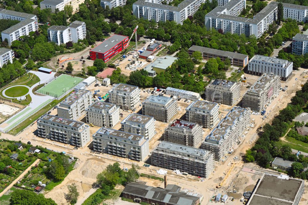 Luftaufnahme Berlin - Baustelle zum Neubau einer Mehrfamilienhaus-Wohnanlage Stadtgut im Ortsteil Hellersdorf in Berlin, Deutschland