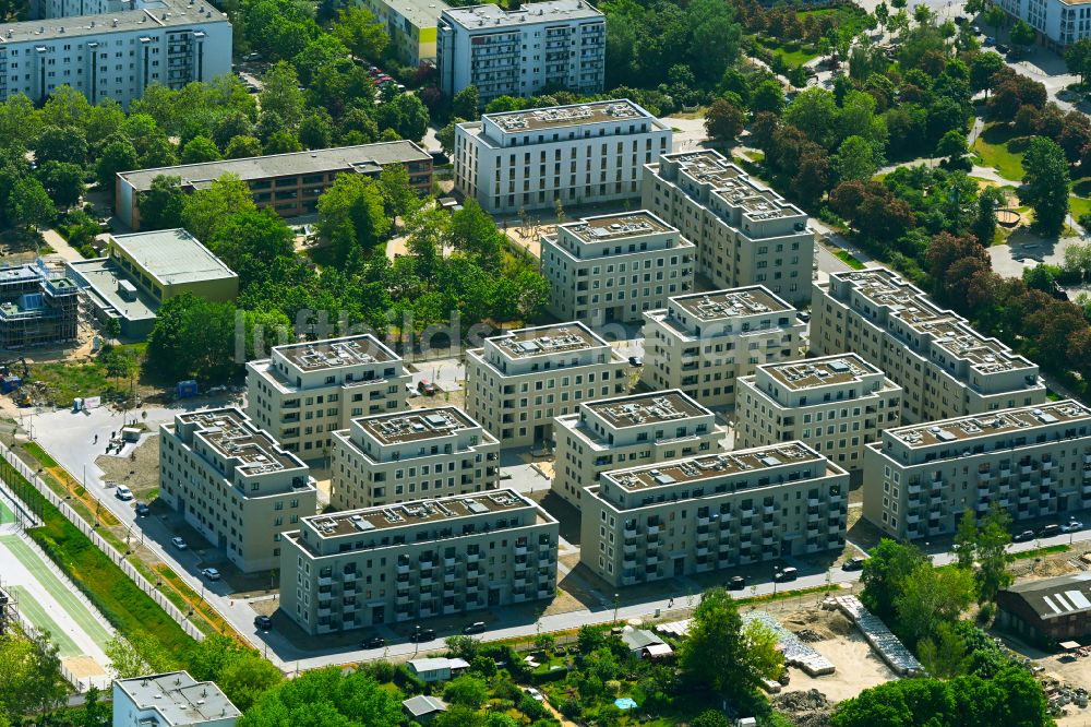 Luftaufnahme Berlin - Baustelle zum Neubau einer Mehrfamilienhaus-Wohnanlage Stadtgut im Ortsteil Hellersdorf in Berlin, Deutschland