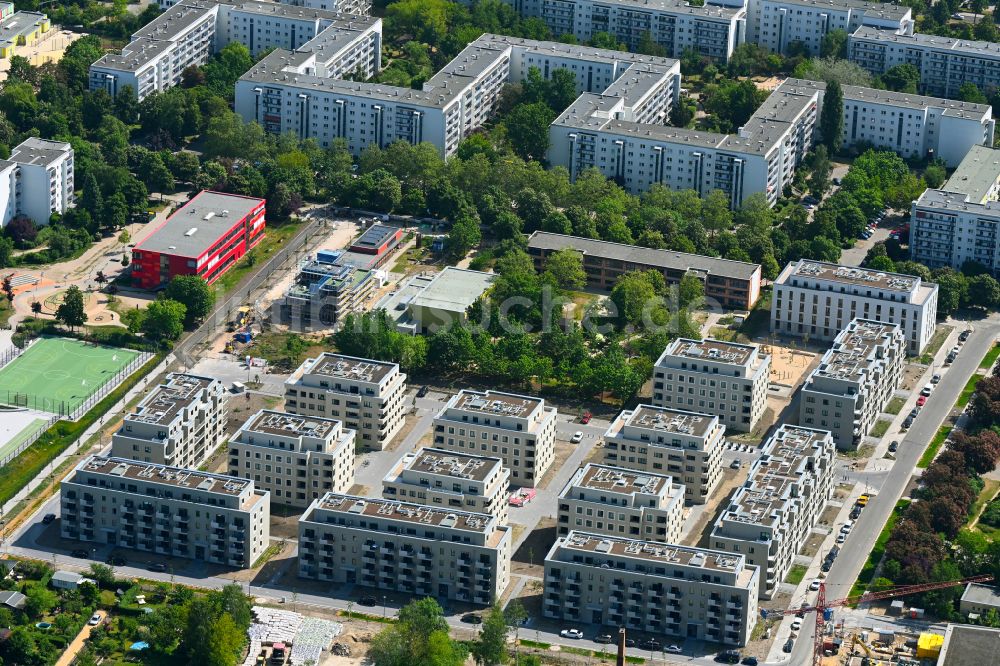 Berlin von oben - Baustelle zum Neubau einer Mehrfamilienhaus-Wohnanlage Stadtgut im Ortsteil Hellersdorf in Berlin, Deutschland