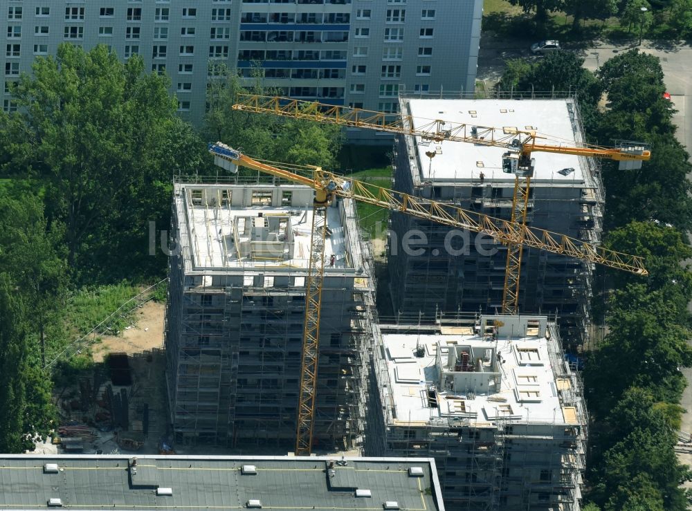 Luftaufnahme Berlin - Baustelle zum Neubau einer Mehrfamilienhaus-Wohnanlage Stadthäuser Dolgenseestraße der Wohnungsbaugesellschaft HOWOGE im Ortsteil Lichtenberg in Berlin, Deutschland