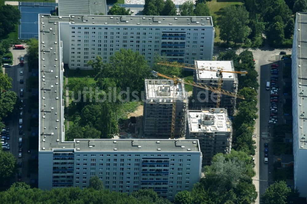 Berlin von oben - Baustelle zum Neubau einer Mehrfamilienhaus-Wohnanlage Stadthäuser Dolgenseestraße der Wohnungsbaugesellschaft HOWOGE im Ortsteil Lichtenberg in Berlin, Deutschland