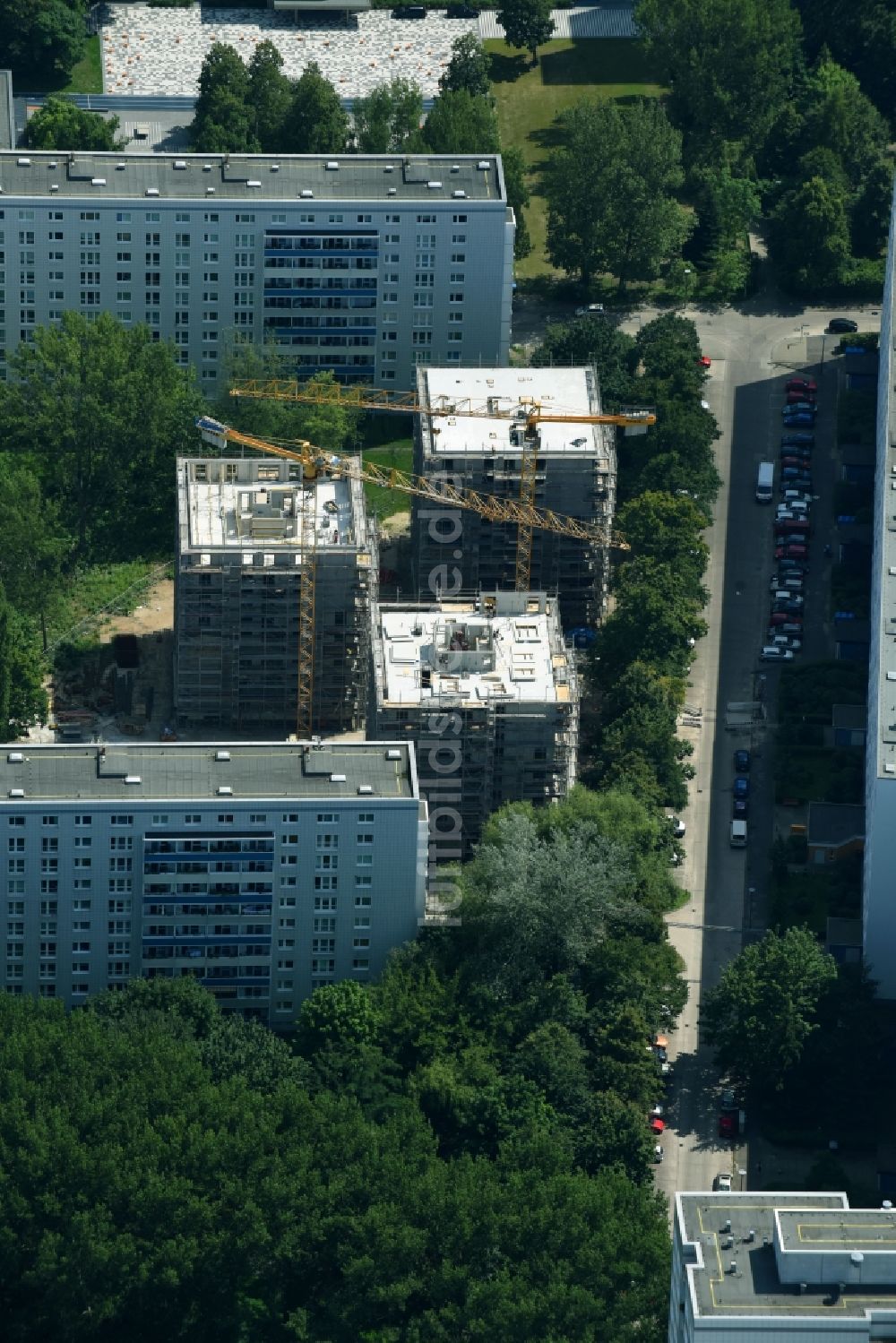 Berlin aus der Vogelperspektive: Baustelle zum Neubau einer Mehrfamilienhaus-Wohnanlage Stadthäuser Dolgenseestraße der Wohnungsbaugesellschaft HOWOGE im Ortsteil Lichtenberg in Berlin, Deutschland