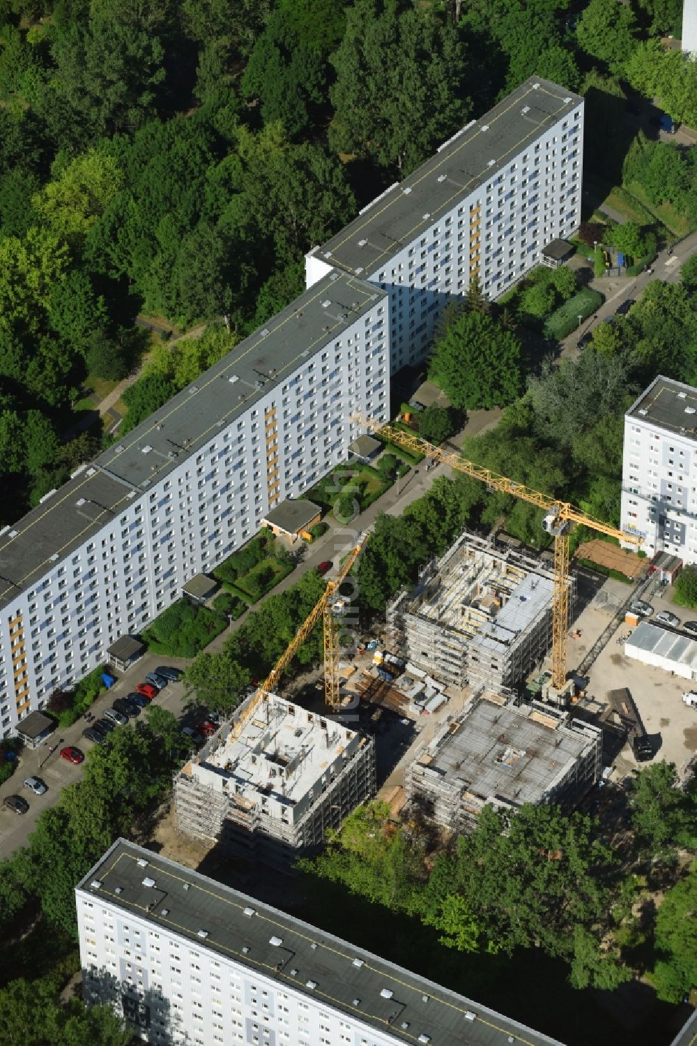 Luftaufnahme Berlin - Baustelle zum Neubau einer Mehrfamilienhaus-Wohnanlage Stadthäuser Dolgenseestraße der Wohnungsbaugesellschaft HOWOGE im Ortsteil Lichtenberg in Berlin, Deutschland