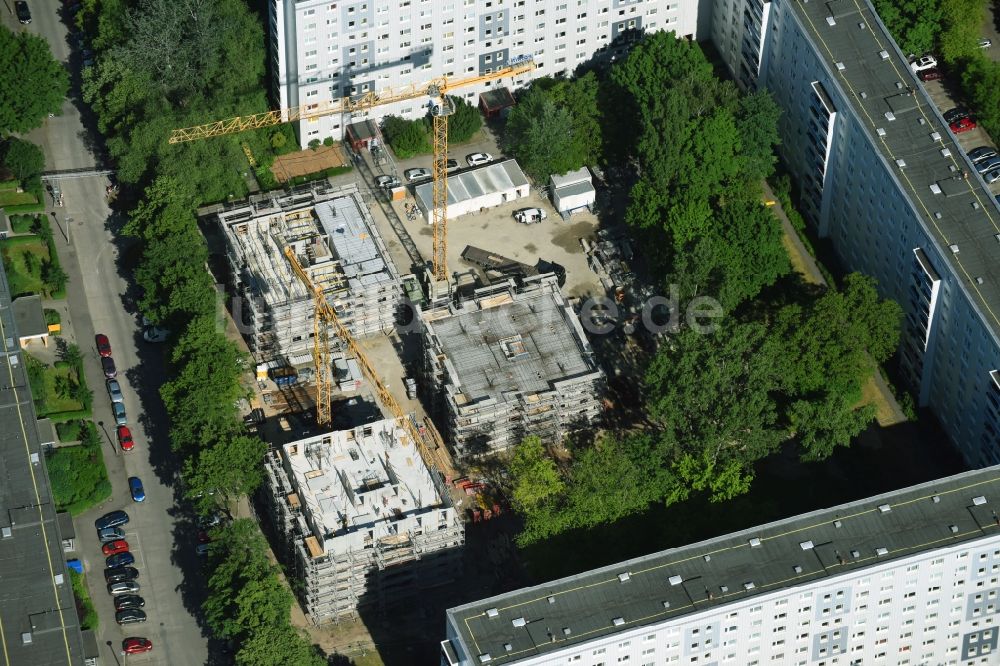 Luftbild Berlin - Baustelle zum Neubau einer Mehrfamilienhaus-Wohnanlage Stadthäuser Dolgenseestraße der Wohnungsbaugesellschaft HOWOGE im Ortsteil Lichtenberg in Berlin, Deutschland