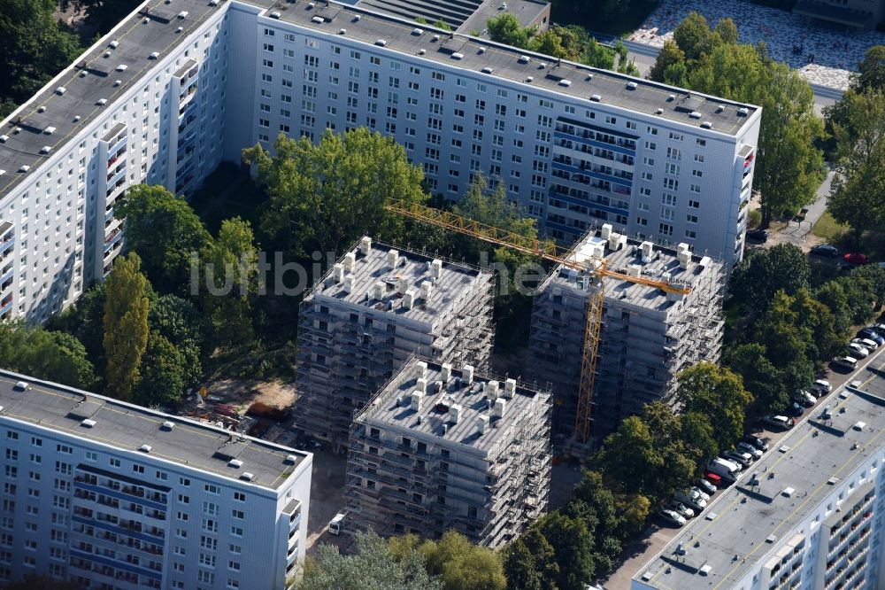 Berlin aus der Vogelperspektive: Baustelle zum Neubau einer Mehrfamilienhaus-Wohnanlage Stadthäuser Dolgenseestraße der Wohnungsbaugesellschaft HOWOGE im Ortsteil Lichtenberg in Berlin, Deutschland