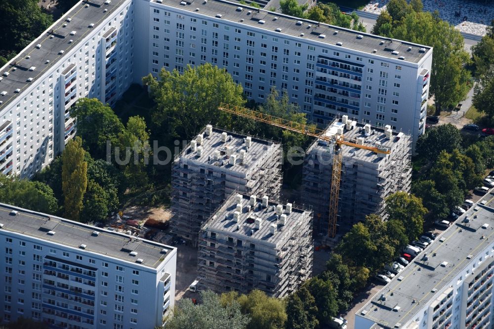 Luftbild Berlin - Baustelle zum Neubau einer Mehrfamilienhaus-Wohnanlage Stadthäuser Dolgenseestraße der Wohnungsbaugesellschaft HOWOGE im Ortsteil Lichtenberg in Berlin, Deutschland