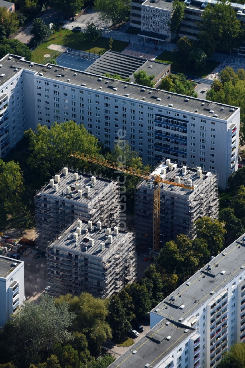 Luftaufnahme Berlin - Baustelle zum Neubau einer Mehrfamilienhaus-Wohnanlage Stadthäuser Dolgenseestraße der Wohnungsbaugesellschaft HOWOGE im Ortsteil Lichtenberg in Berlin, Deutschland