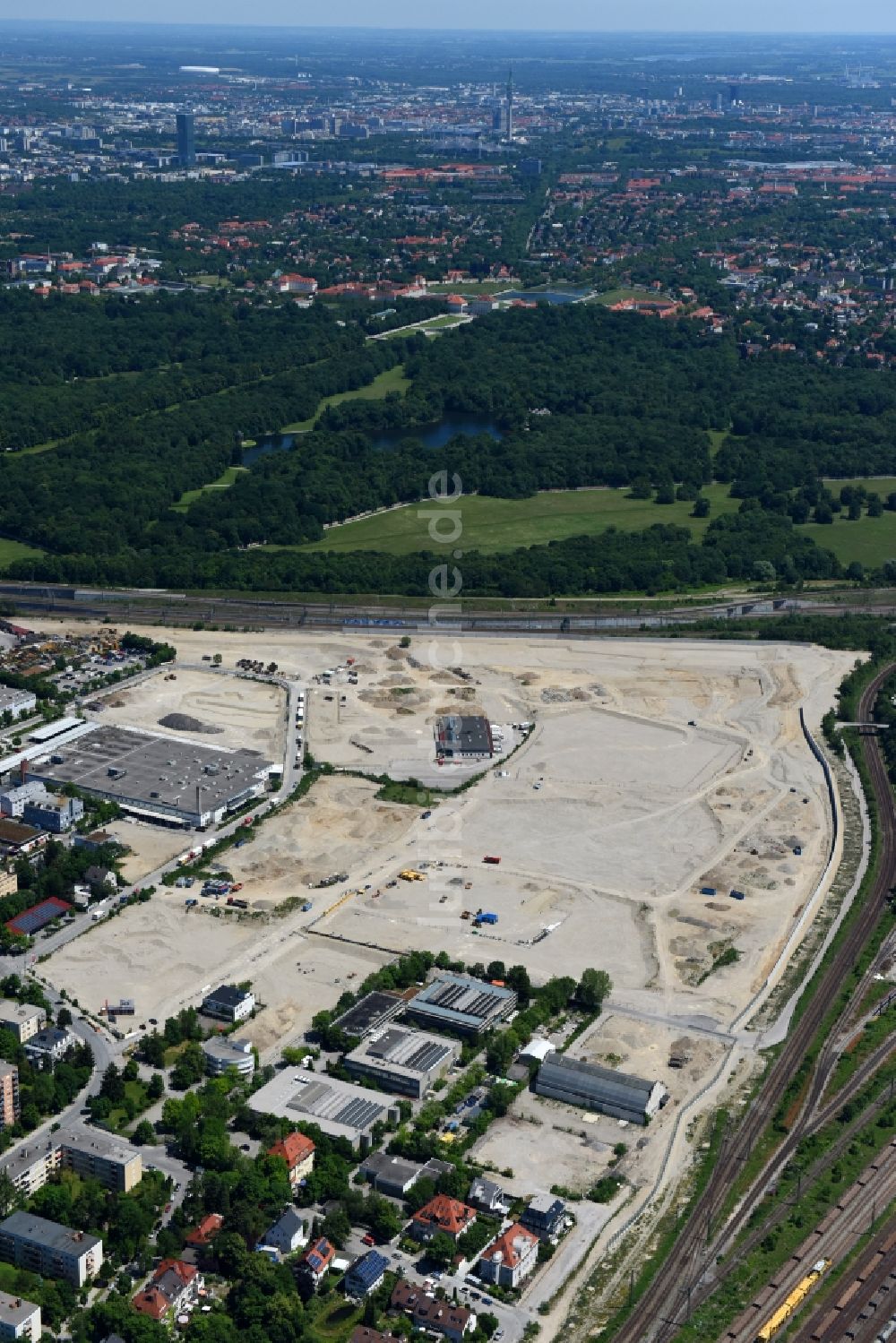 München aus der Vogelperspektive: Baustelle zum Neubau einer Mehrfamilienhaus-Wohnanlage Stadtquartier Paul-Gerhardt-Allee im Ortsteil Pasing-Obermenzing in München im Bundesland Bayern, Deutschland