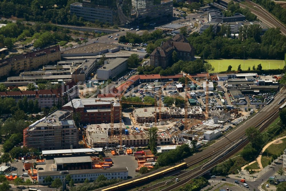 Luftaufnahme Berlin - Baustelle zum Neubau einer Mehrfamilienhaus-Wohnanlage Stadtquartier Südkreuz im Ortsteil Schöneberg in Berlin, Deutschland