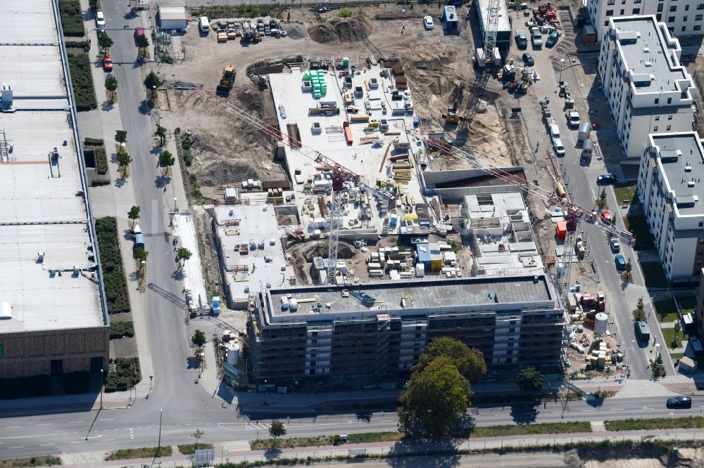 Luftaufnahme Berlin - Baustelle zum Neubau einer Mehrfamilienhaus-Wohnanlage im Stadtteil Biesdorf in Berlin, Deutschland