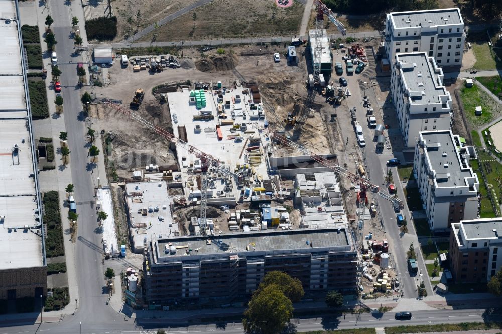 Berlin von oben - Baustelle zum Neubau einer Mehrfamilienhaus-Wohnanlage im Stadtteil Biesdorf in Berlin, Deutschland