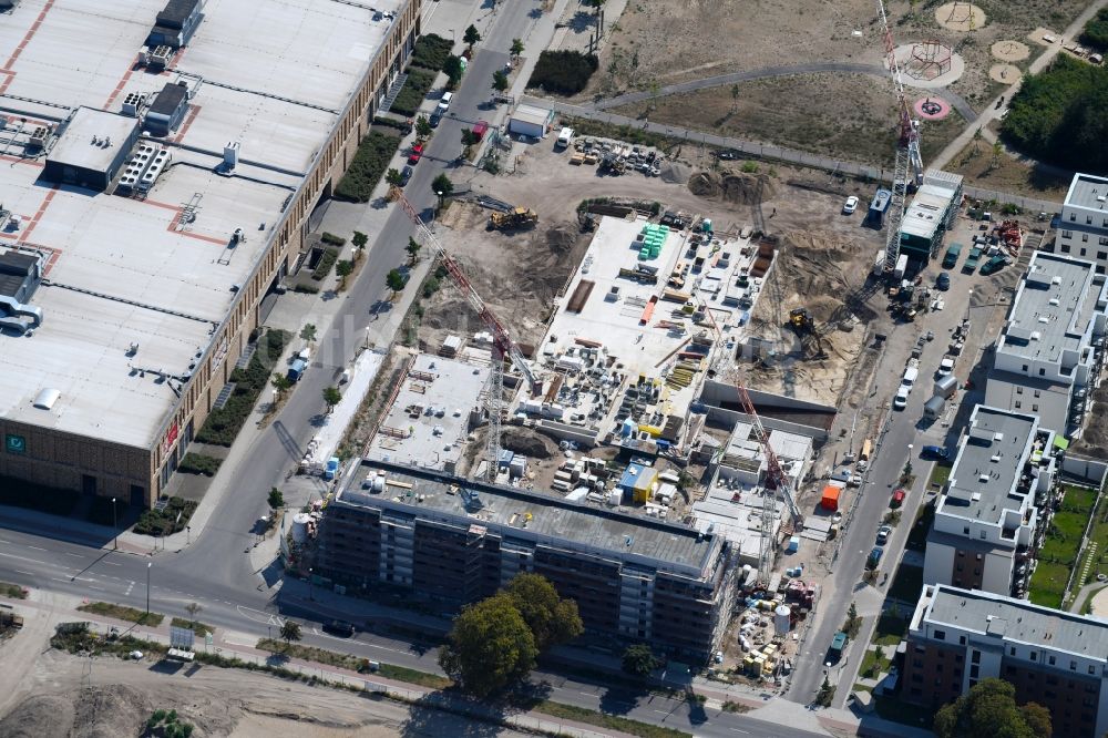 Berlin von oben - Baustelle zum Neubau einer Mehrfamilienhaus-Wohnanlage im Stadtteil Biesdorf in Berlin, Deutschland