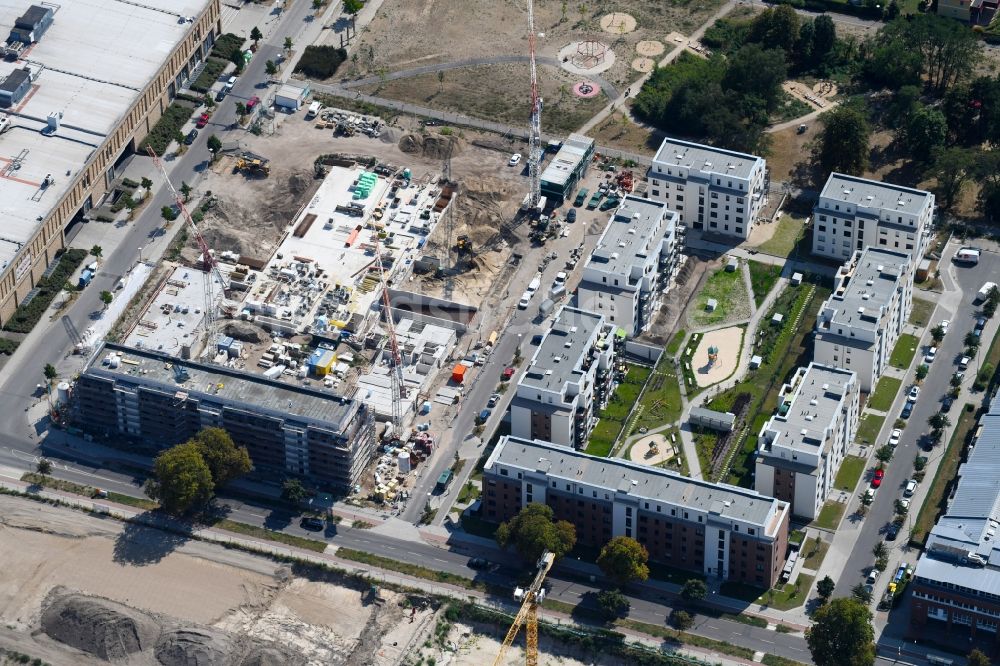 Berlin aus der Vogelperspektive: Baustelle zum Neubau einer Mehrfamilienhaus-Wohnanlage im Stadtteil Biesdorf in Berlin, Deutschland