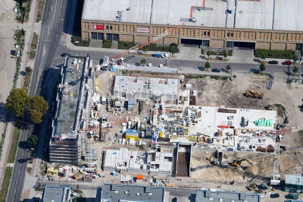 Luftbild Berlin - Baustelle zum Neubau einer Mehrfamilienhaus-Wohnanlage im Stadtteil Biesdorf in Berlin, Deutschland