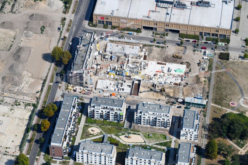 Luftaufnahme Berlin - Baustelle zum Neubau einer Mehrfamilienhaus-Wohnanlage im Stadtteil Biesdorf in Berlin, Deutschland