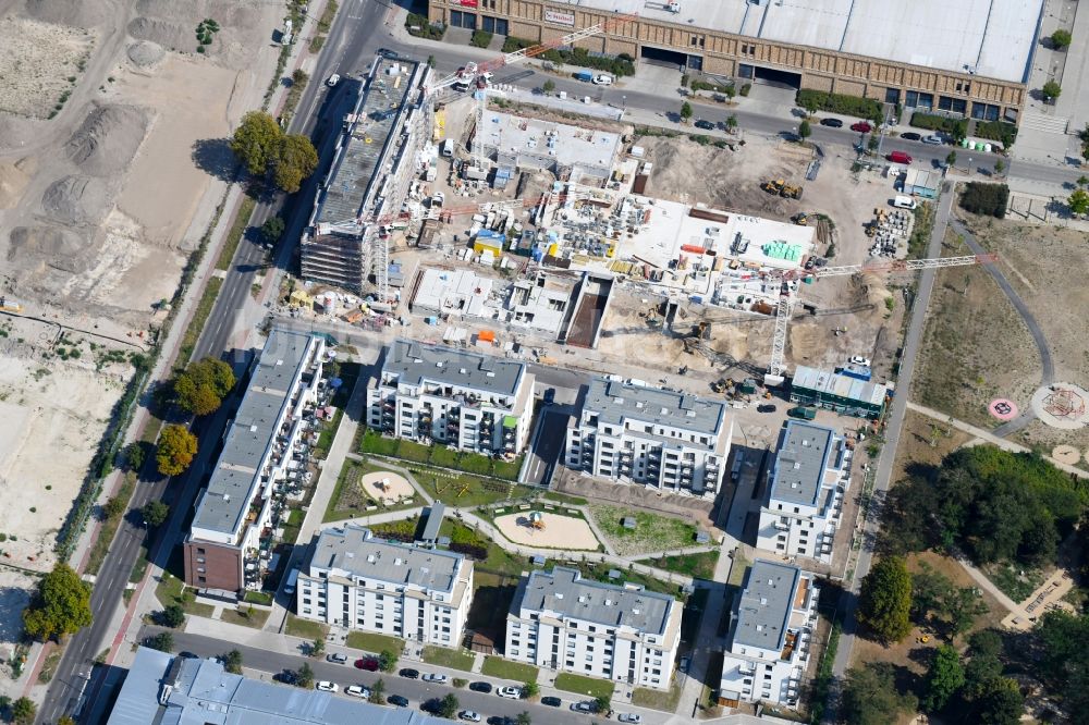 Berlin von oben - Baustelle zum Neubau einer Mehrfamilienhaus-Wohnanlage im Stadtteil Biesdorf in Berlin, Deutschland