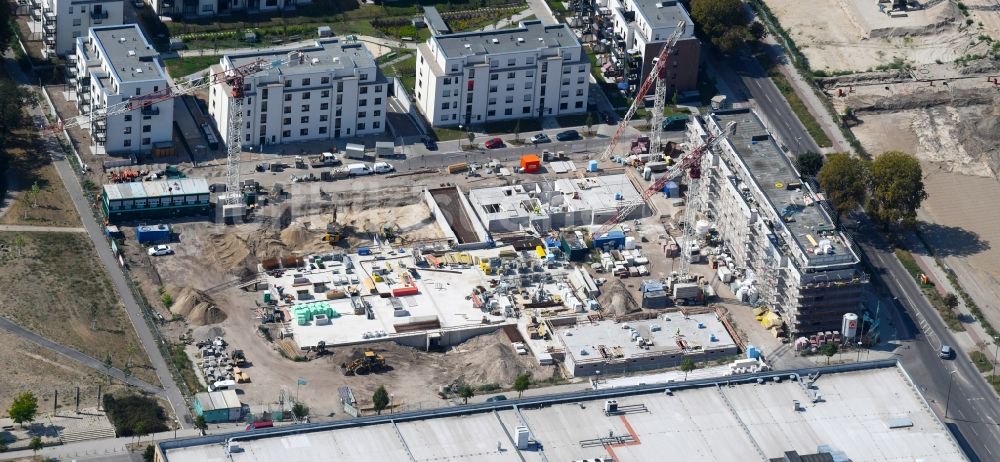 Berlin aus der Vogelperspektive: Baustelle zum Neubau einer Mehrfamilienhaus-Wohnanlage im Stadtteil Biesdorf in Berlin, Deutschland