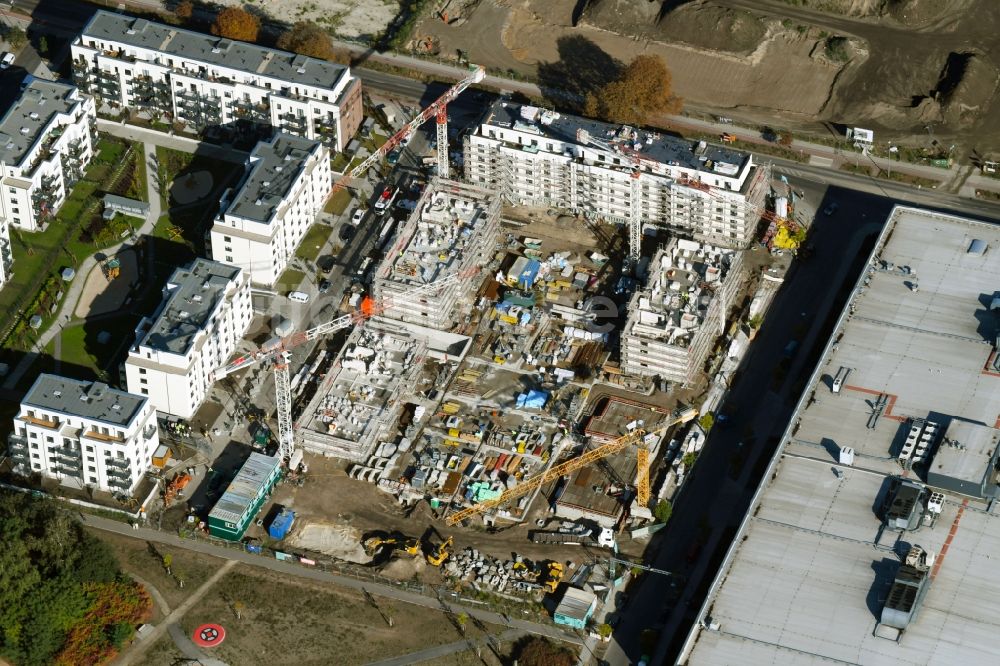 Berlin von oben - Baustelle zum Neubau einer Mehrfamilienhaus-Wohnanlage im Stadtteil Biesdorf in Berlin, Deutschland