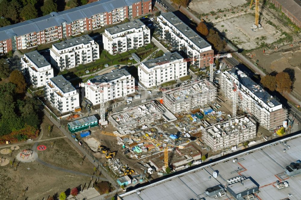 Berlin aus der Vogelperspektive: Baustelle zum Neubau einer Mehrfamilienhaus-Wohnanlage im Stadtteil Biesdorf in Berlin, Deutschland