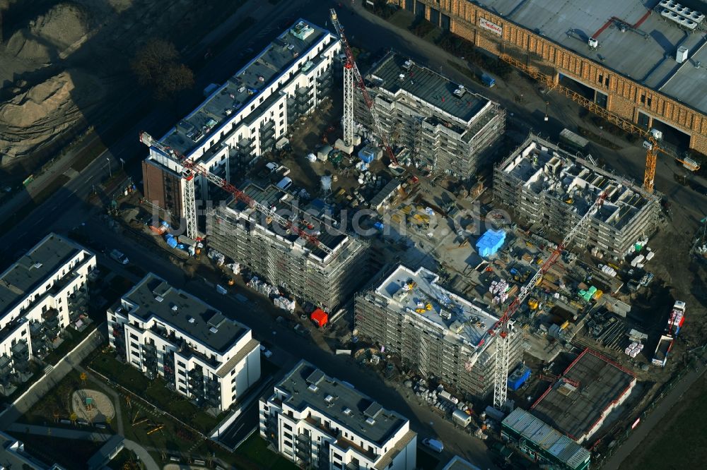 Berlin aus der Vogelperspektive: Baustelle zum Neubau einer Mehrfamilienhaus-Wohnanlage im Stadtteil Biesdorf in Berlin, Deutschland