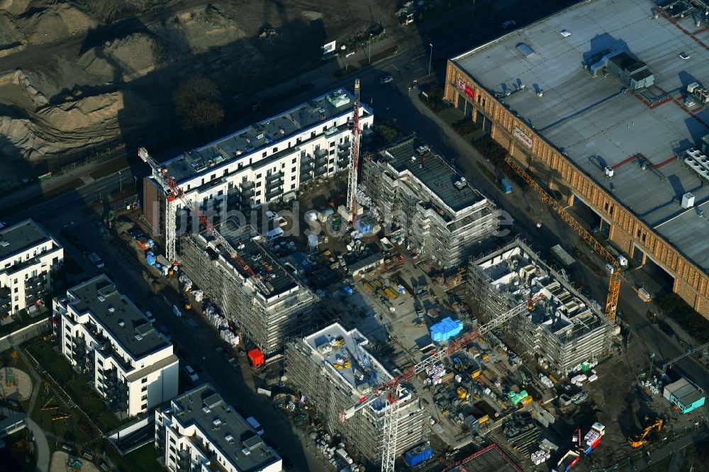 Luftbild Berlin - Baustelle zum Neubau einer Mehrfamilienhaus-Wohnanlage im Stadtteil Biesdorf in Berlin, Deutschland