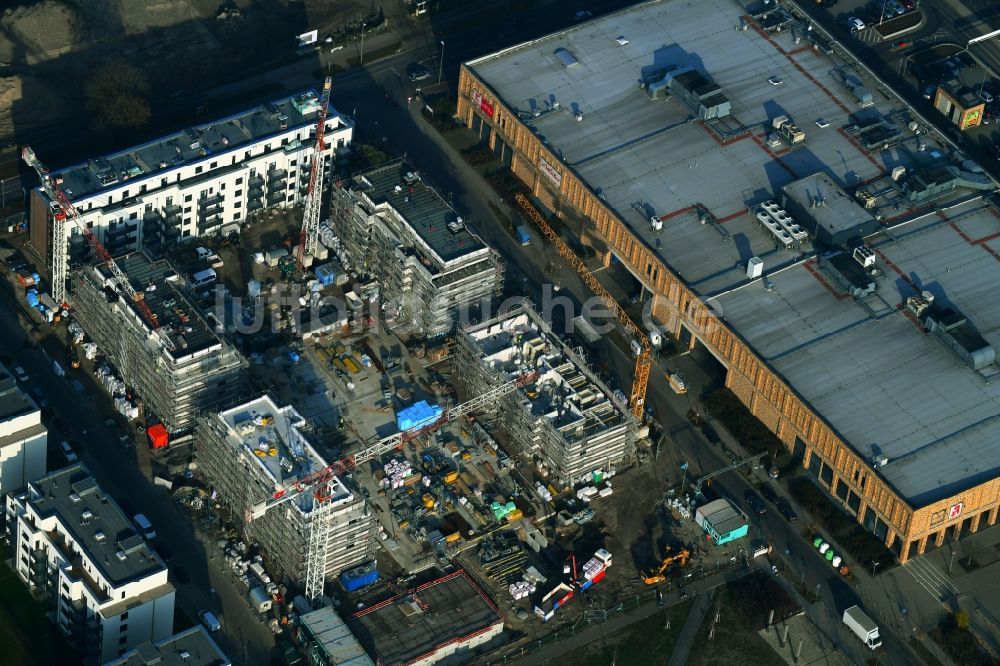 Luftaufnahme Berlin - Baustelle zum Neubau einer Mehrfamilienhaus-Wohnanlage im Stadtteil Biesdorf in Berlin, Deutschland