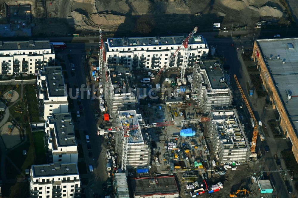 Berlin von oben - Baustelle zum Neubau einer Mehrfamilienhaus-Wohnanlage im Stadtteil Biesdorf in Berlin, Deutschland