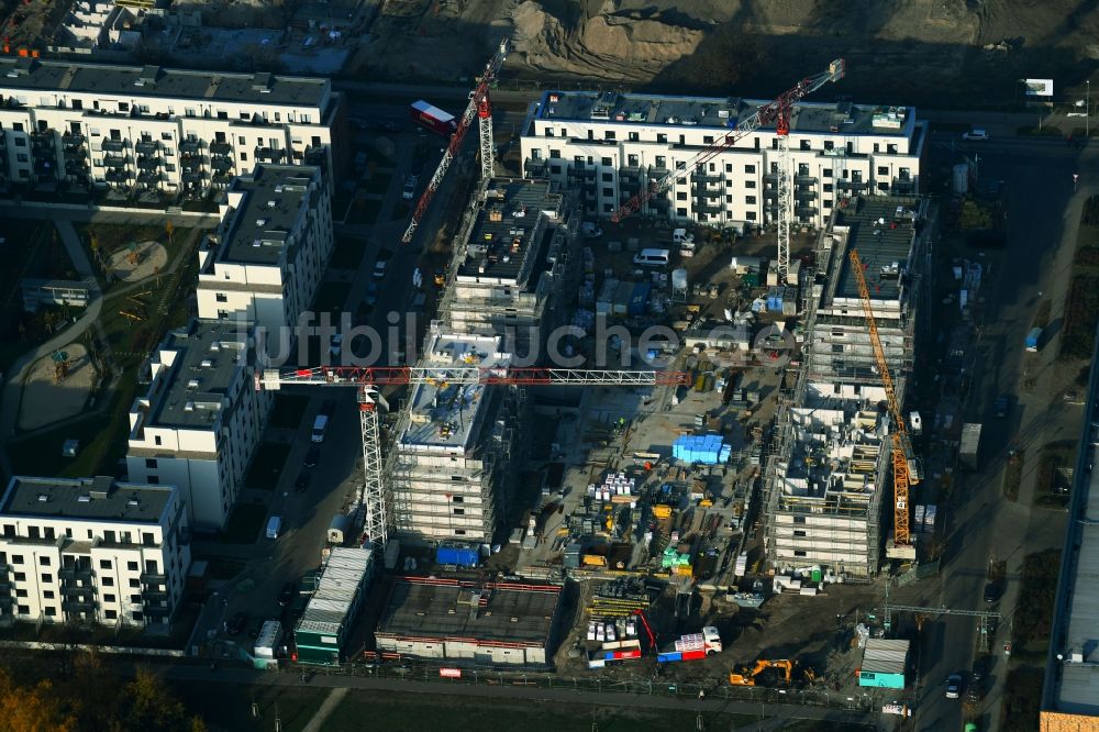 Berlin aus der Vogelperspektive: Baustelle zum Neubau einer Mehrfamilienhaus-Wohnanlage im Stadtteil Biesdorf in Berlin, Deutschland