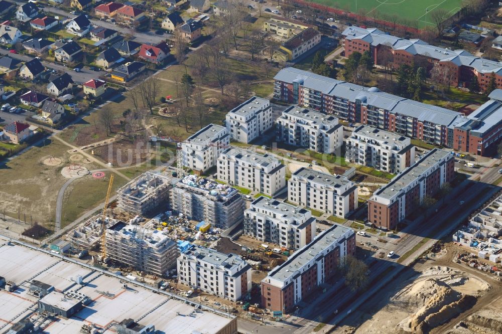 Luftbild Berlin - Baustelle zum Neubau einer Mehrfamilienhaus-Wohnanlage im Stadtteil Biesdorf in Berlin, Deutschland