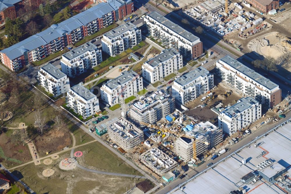 Luftbild Berlin - Baustelle zum Neubau einer Mehrfamilienhaus-Wohnanlage im Stadtteil Biesdorf in Berlin, Deutschland