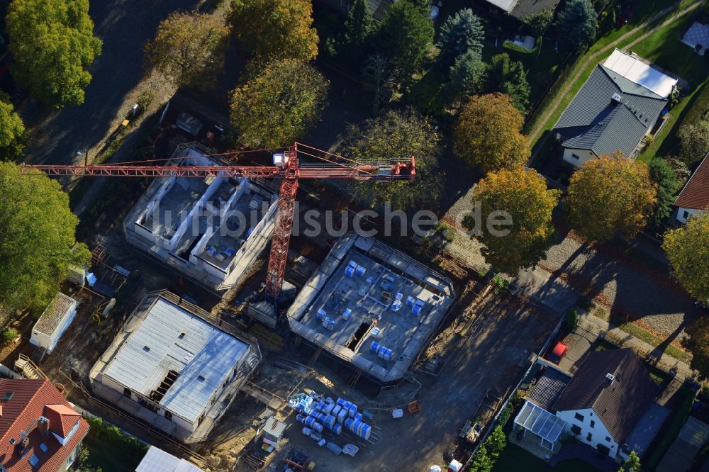 Luftbild Berlin - Baustelle zum Neubau einer Mehrfamilienhaus- Wohnanlage im Stadtteil Kaulsdorf in Berlin