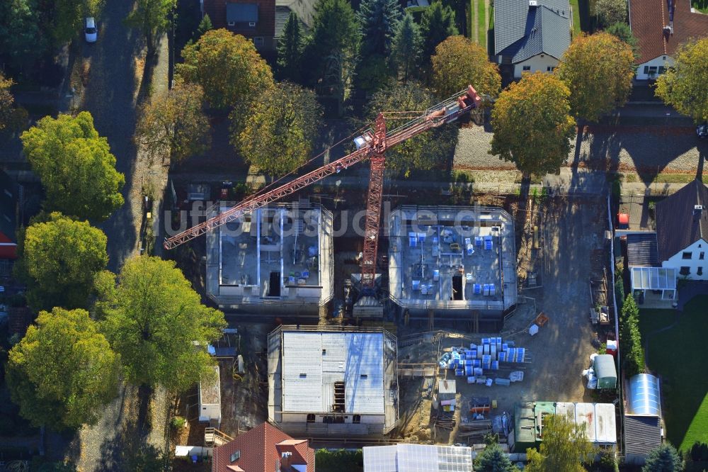 Luftaufnahme Berlin - Baustelle zum Neubau einer Mehrfamilienhaus- Wohnanlage im Stadtteil Kaulsdorf in Berlin