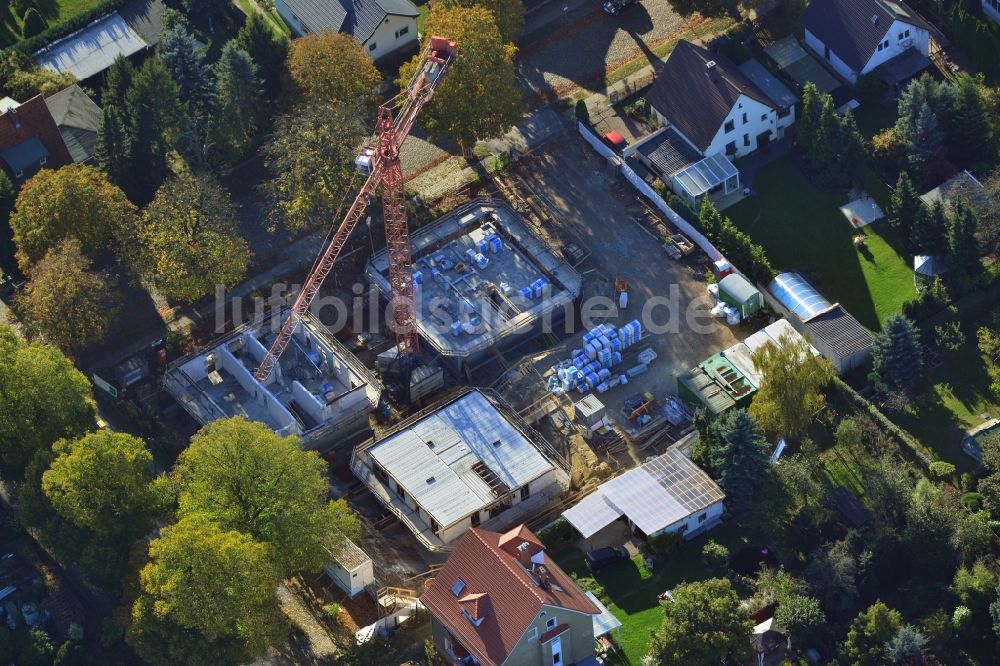 Berlin von oben - Baustelle zum Neubau einer Mehrfamilienhaus- Wohnanlage im Stadtteil Kaulsdorf in Berlin