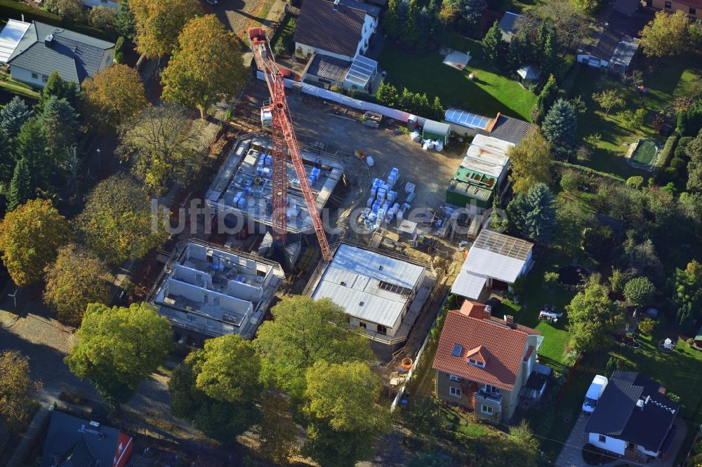 Berlin aus der Vogelperspektive: Baustelle zum Neubau einer Mehrfamilienhaus- Wohnanlage im Stadtteil Kaulsdorf in Berlin