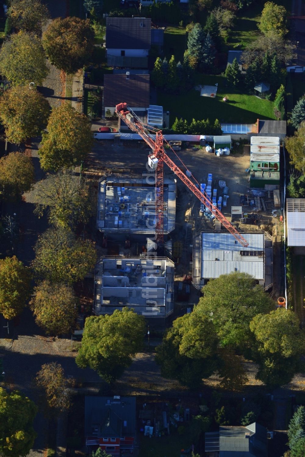 Luftbild Berlin - Baustelle zum Neubau einer Mehrfamilienhaus- Wohnanlage im Stadtteil Kaulsdorf in Berlin