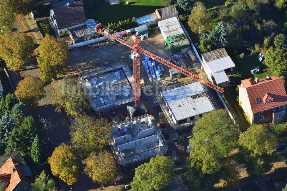 Luftaufnahme Berlin - Baustelle zum Neubau einer Mehrfamilienhaus- Wohnanlage im Stadtteil Kaulsdorf in Berlin