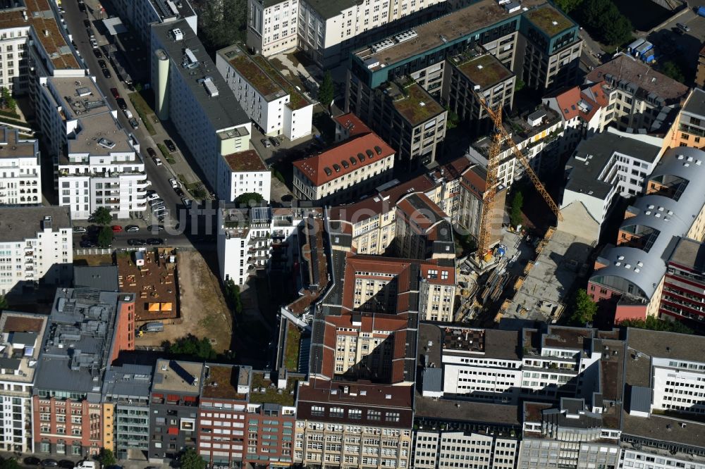 Luftbild Berlin - Baustelle zum Neubau einer Mehrfamilienhaus-Wohnanlage im Stadtteil Kreuzberg in Berlin