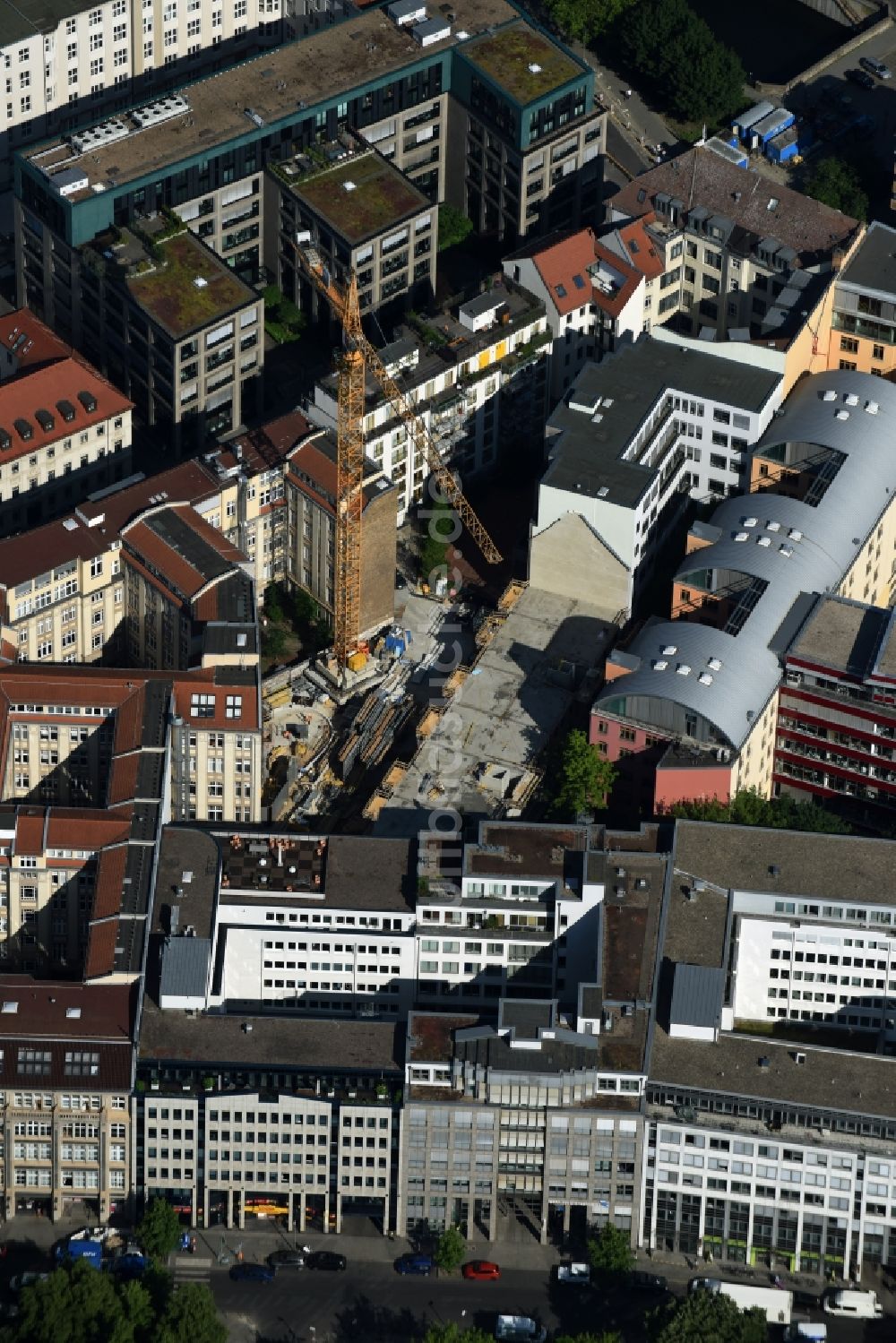 Luftaufnahme Berlin - Baustelle zum Neubau einer Mehrfamilienhaus-Wohnanlage im Stadtteil Kreuzberg in Berlin