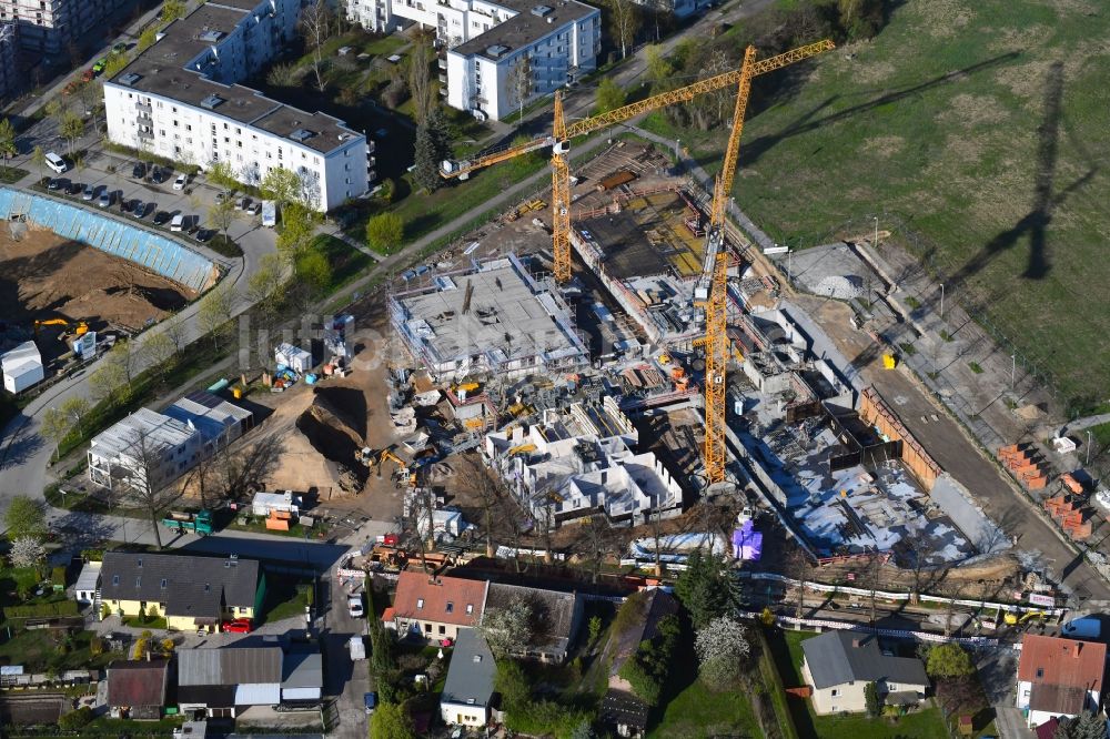 Luftaufnahme Schönefeld - Baustelle zum Neubau einer Mehrfamilienhaus-Wohnanlage der STRABAG SE in Schönefeld im Bundesland Brandenburg, Deutschland