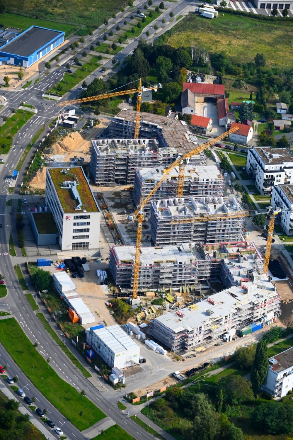 Schönefeld von oben - Baustelle zum Neubau einer Mehrfamilienhaus-Wohnanlage der STRABAG SE in Schönefeld im Bundesland Brandenburg, Deutschland