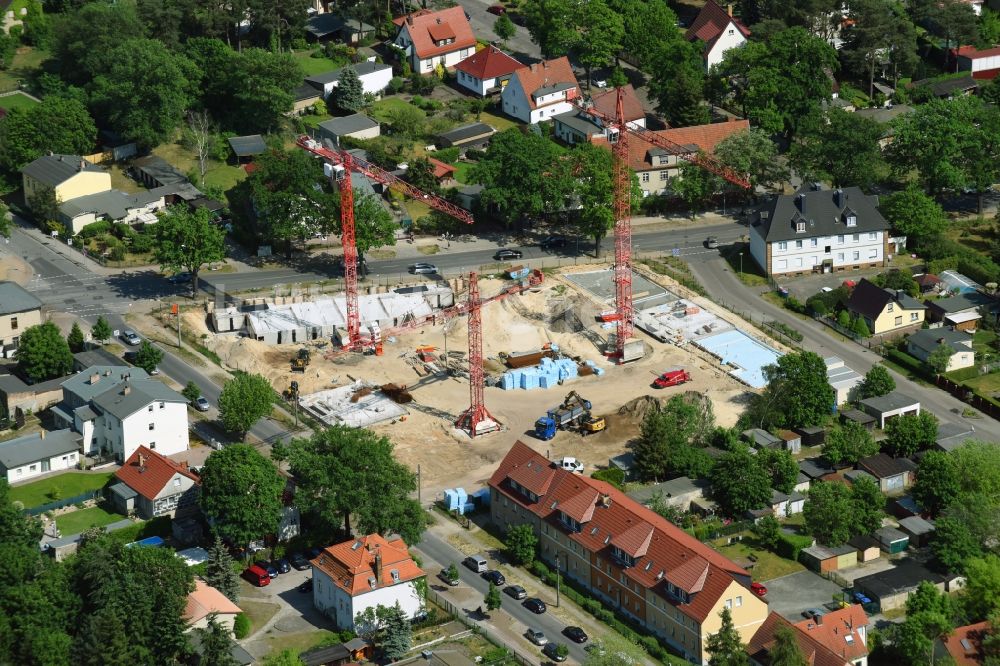 Oranienburg von oben - Baustelle zum Neubau einer Mehrfamilienhaus-Wohnanlage Straße der Einheit Ecke Waldstraße in Oranienburg im Bundesland Brandenburg, Deutschland