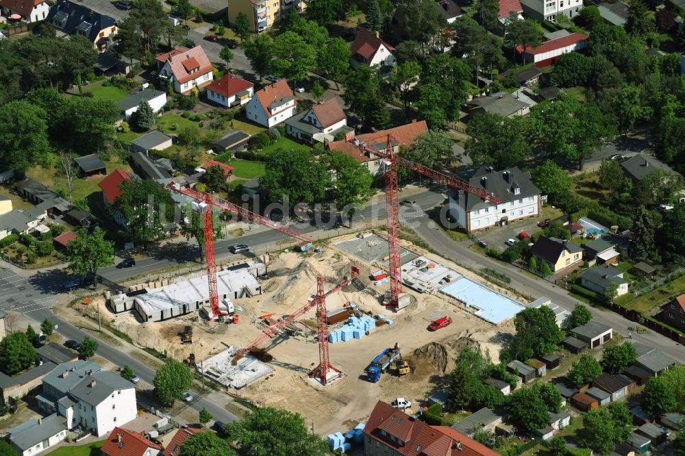 Oranienburg von oben - Baustelle zum Neubau einer Mehrfamilienhaus-Wohnanlage Straße der Einheit Ecke Waldstraße in Oranienburg im Bundesland Brandenburg, Deutschland