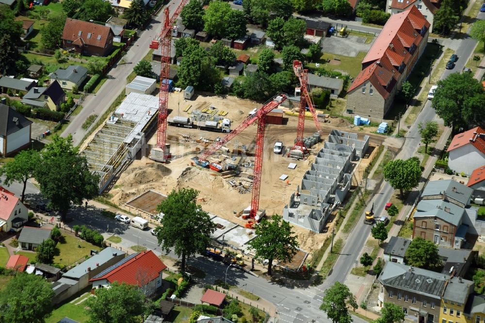 Oranienburg aus der Vogelperspektive: Baustelle zum Neubau einer Mehrfamilienhaus-Wohnanlage Straße der Einheit Ecke Waldstraße in Oranienburg im Bundesland Brandenburg, Deutschland