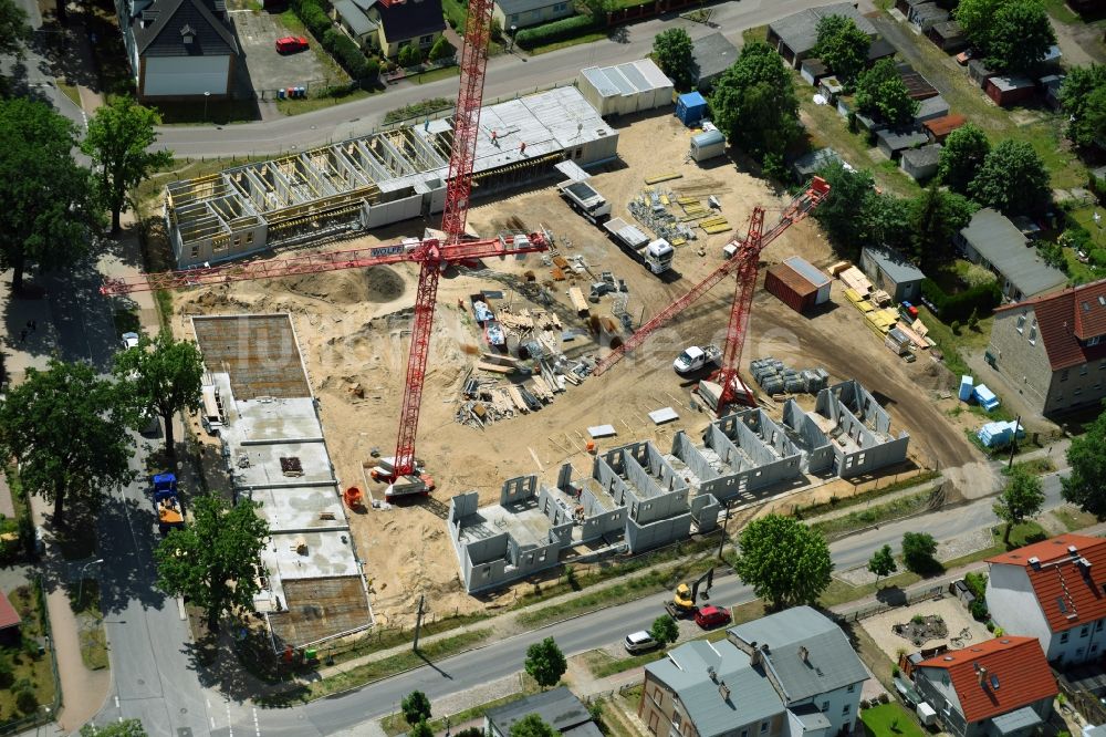 Luftaufnahme Oranienburg - Baustelle zum Neubau einer Mehrfamilienhaus-Wohnanlage Straße der Einheit Ecke Waldstraße in Oranienburg im Bundesland Brandenburg, Deutschland