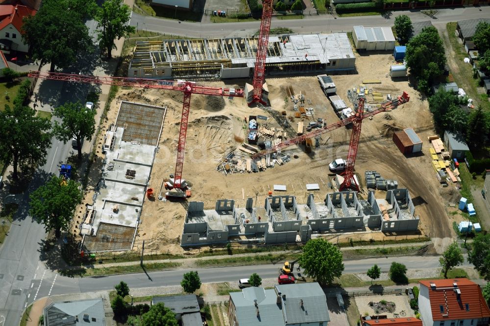 Oranienburg von oben - Baustelle zum Neubau einer Mehrfamilienhaus-Wohnanlage Straße der Einheit Ecke Waldstraße in Oranienburg im Bundesland Brandenburg, Deutschland