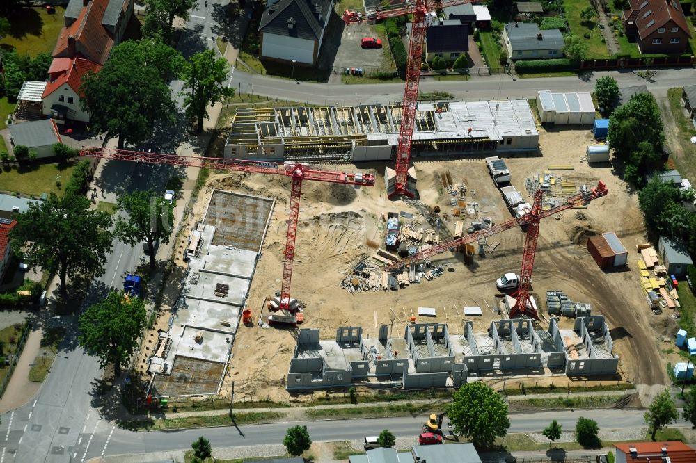 Oranienburg aus der Vogelperspektive: Baustelle zum Neubau einer Mehrfamilienhaus-Wohnanlage Straße der Einheit Ecke Waldstraße in Oranienburg im Bundesland Brandenburg, Deutschland